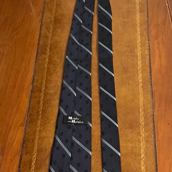 Murphy & Hartelius vintage Navy w/thin stripes tie - Picture 2 of 5